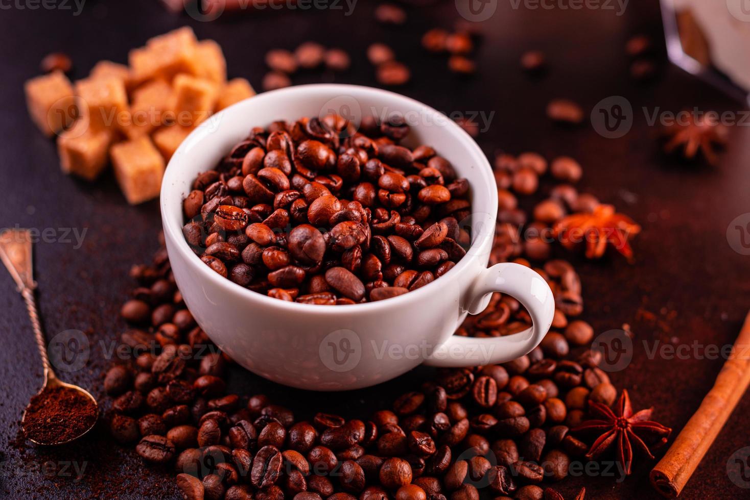 le café vivifiant du matin avec des bonbons photo