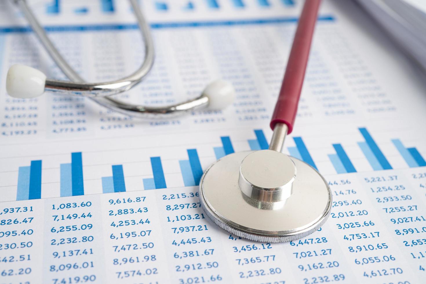 stéthoscope sur feuille de calcul, finance, compte, statistiques, investissement, feuille de calcul d'économie de données de recherche analytique et concept d'entreprise commerciale. photo