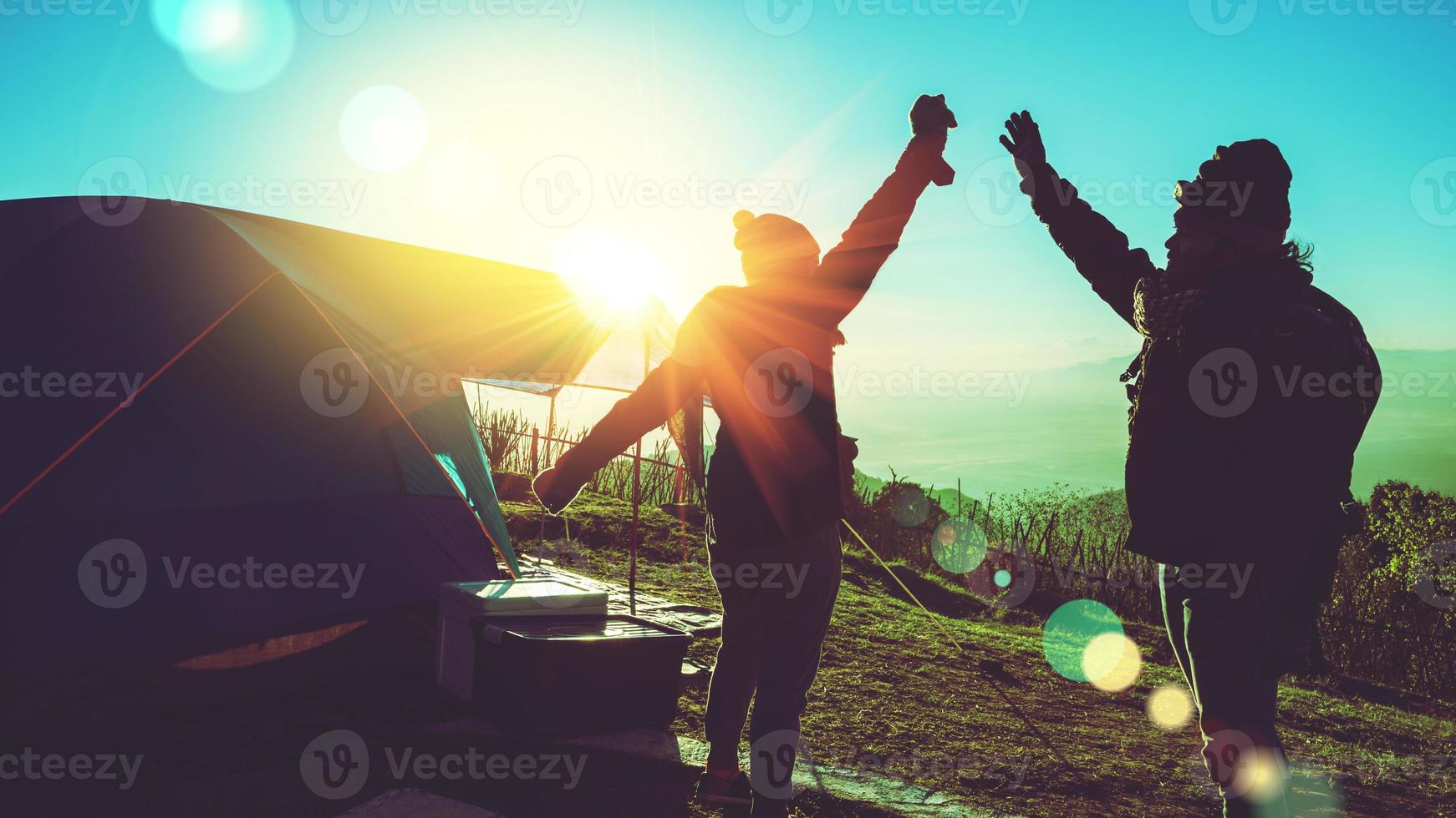 amoureux des femmes et des hommes asiatiques voyagent se détendent en camping pendant les vacances. sur la montagne. restez debout à regarder le soleil se lever. Thaïlande photo
