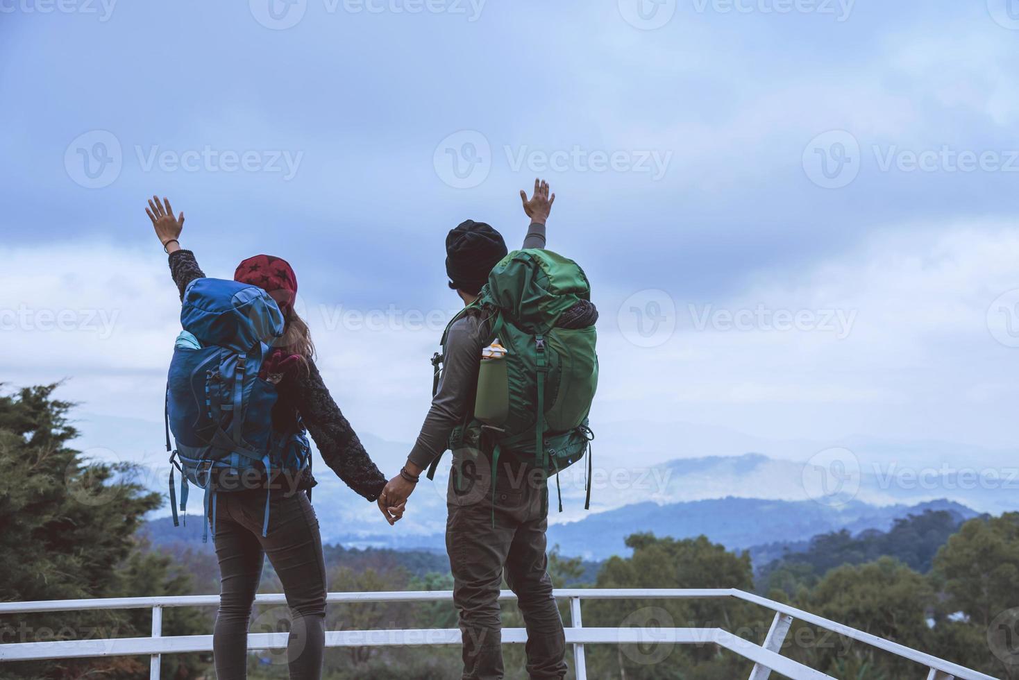 les couples asiatiques voyagent dans la nature sur les montagnes en hiver. les voyages se détendent. campagne au toucher naturel à doi inthanon en thaïlande. photo