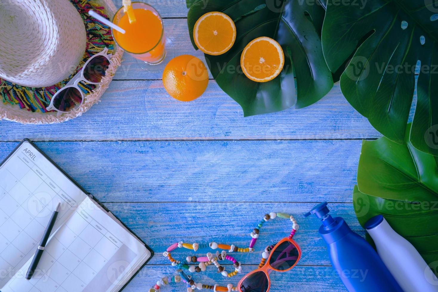 accessoires de tenue de plage sur fond bleu clair - bannière de vacances d'été, concept de tourisme de plage. concept d'été, nature de voyage, détente de voyage, été de plage, plage de voyage, journal intime écrire un message. photo