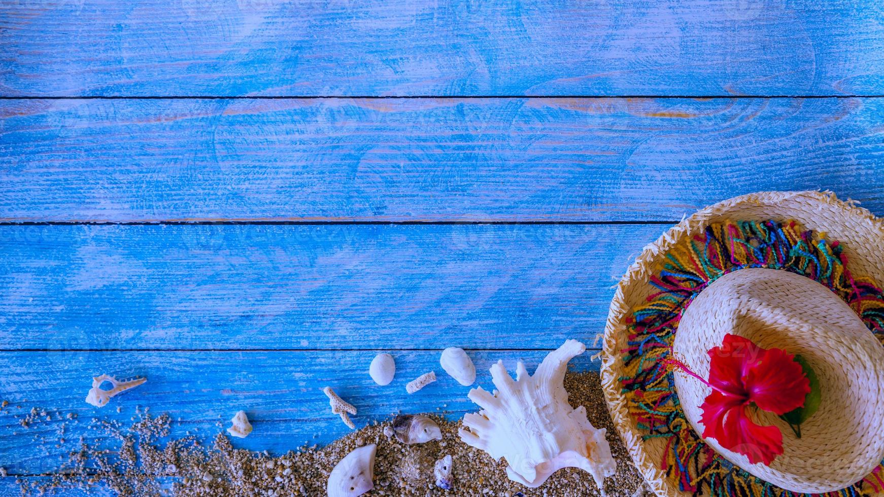 accessoires de tenue de plage sur fond bleu clair - bannière de vacances d'été, concept de tourisme de plage. concept d'été, nature de voyage, détente de voyage, été de plage, plage de voyage, écriture de table de texte. photo