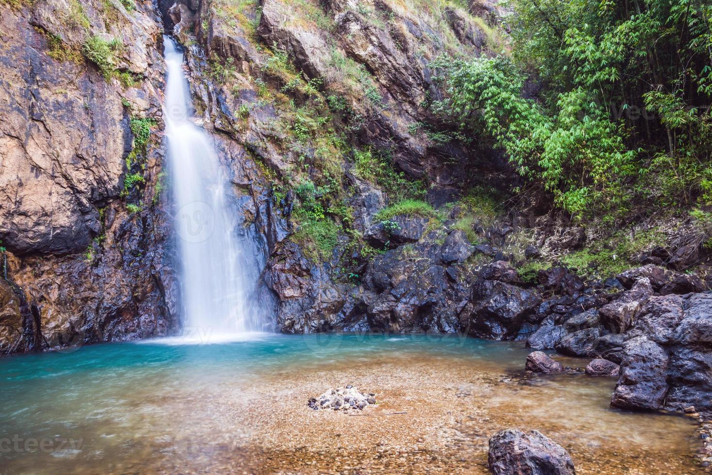 photo de paysage de fond naturel jogkradin dans la forêt profonde à kanchanaburi en thaïlande. cascade d'émeraude, nature de voyage, détente de voyage, voyage en thaïlande, photo de cascade, photo de paysage.