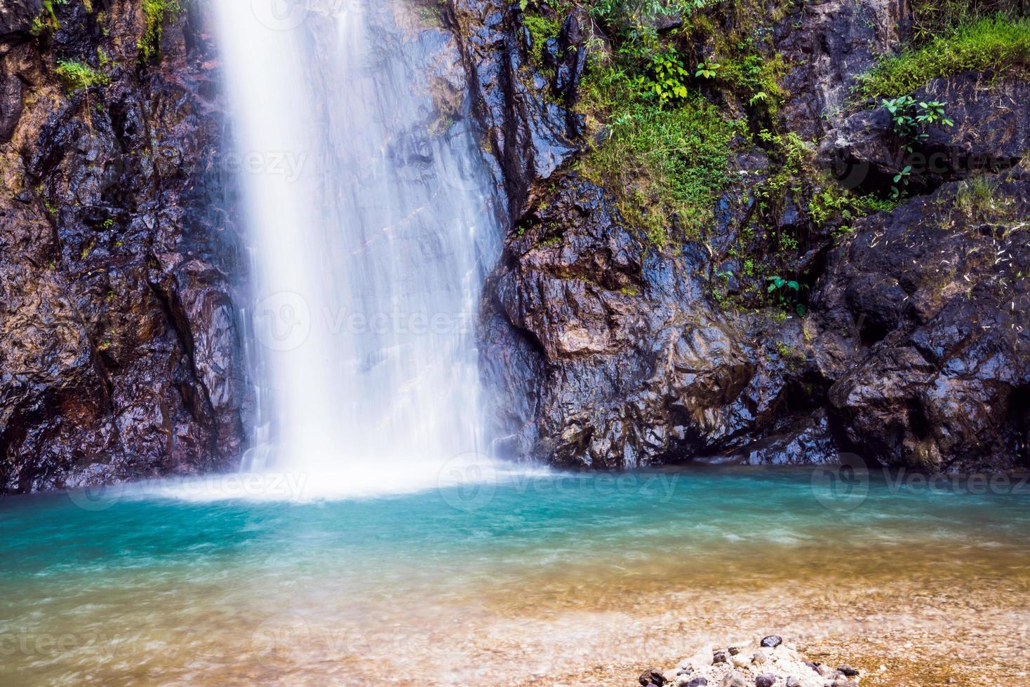 photo de paysage de fond naturel jogkradin dans la forêt profonde à kanchanaburi en thaïlande. cascade d'émeraude, nature de voyage, détente de voyage, voyage en thaïlande, photo de cascade, photo de paysage.