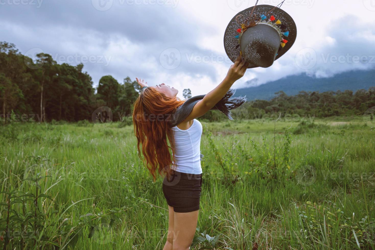 les femmes asiatiques voyagent se détendent pendant les vacances. voyager dans l'atmosphère du matin countrysde nature forêts, montagnes. l'été photo