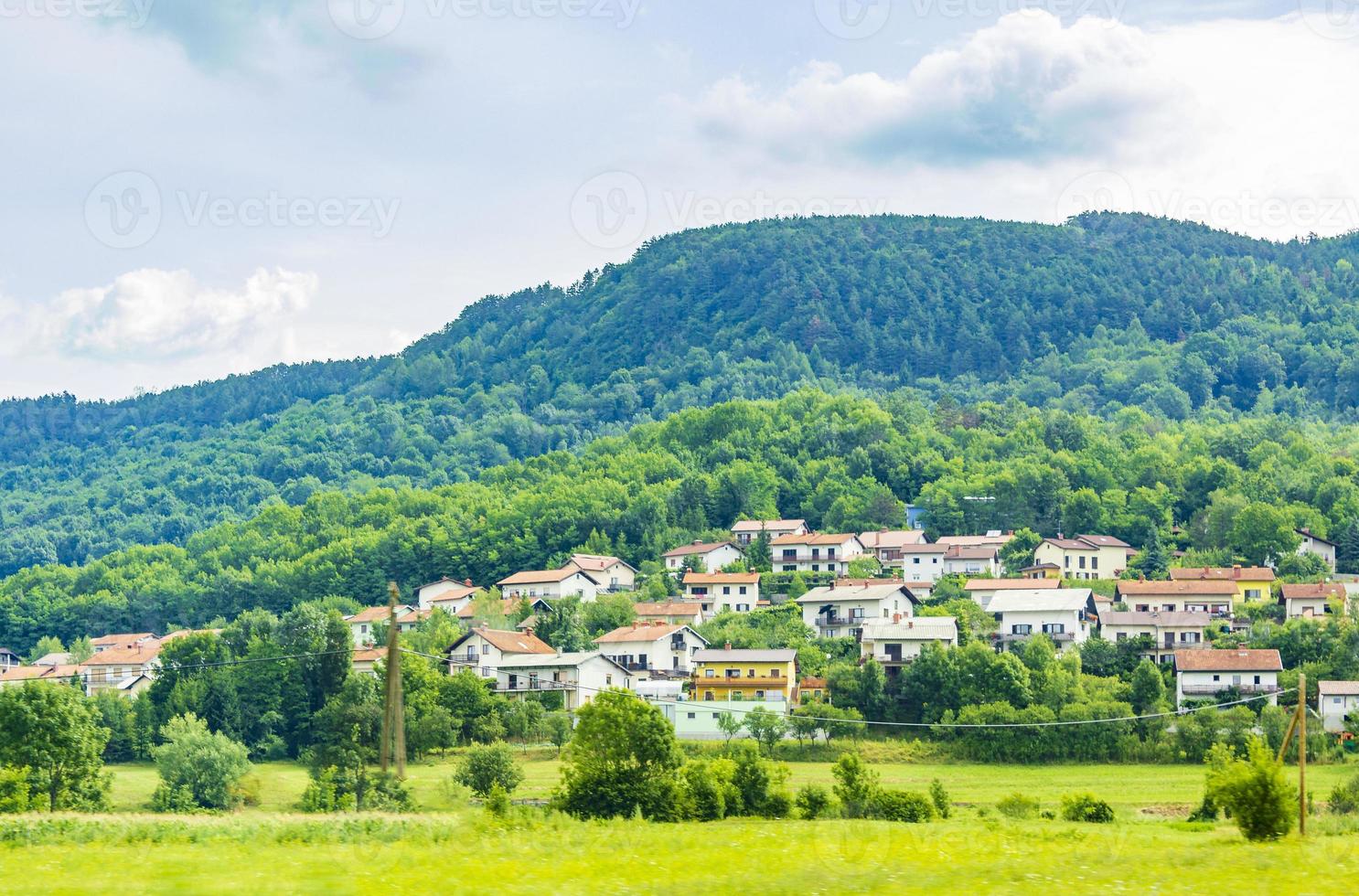 magnifique paysage de montagne et de forêt avec village idyllique en slovénie. photo