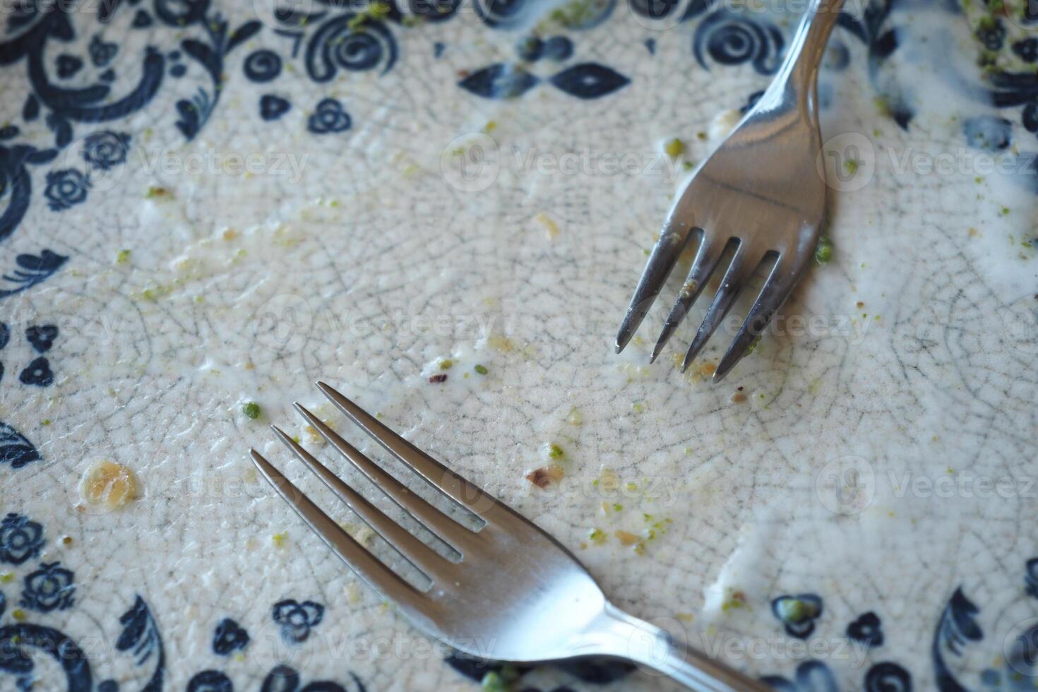 un vide sale assiette avec une fourchette. photo