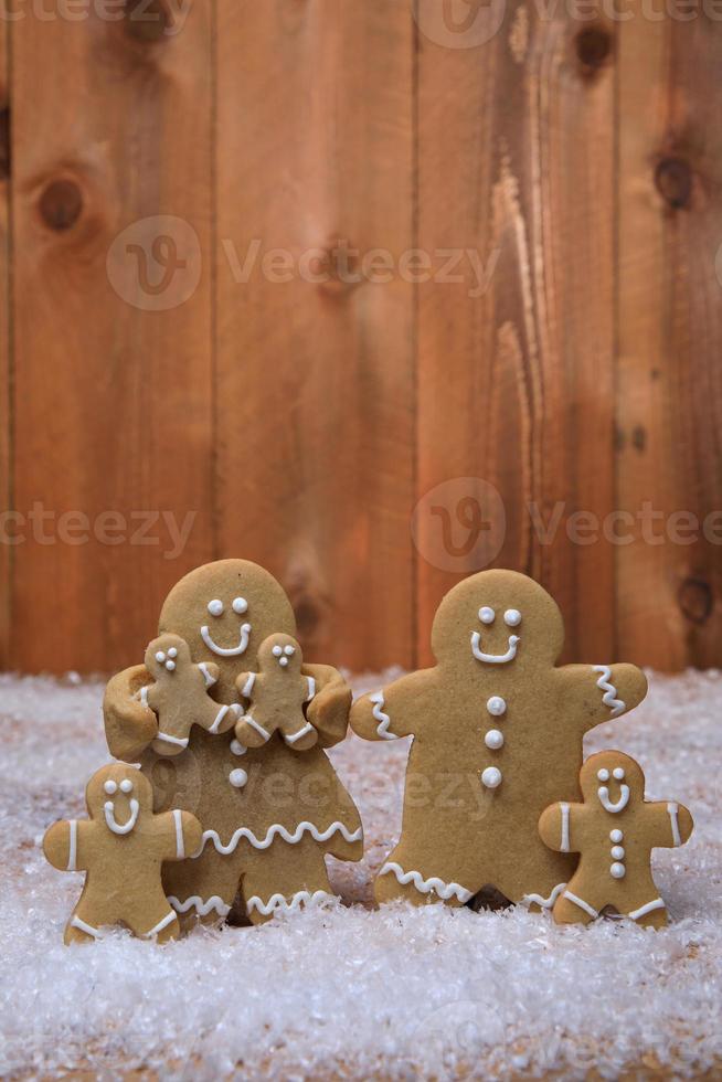 famille de pains d'épice avec 4 enfants en vacances sur fond de noël photo