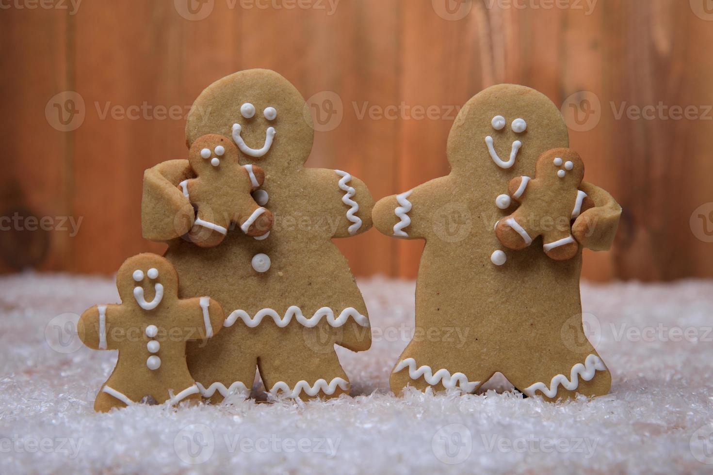 famille de pains d'épice avec 3 enfants en vacances sur fond de noël photo