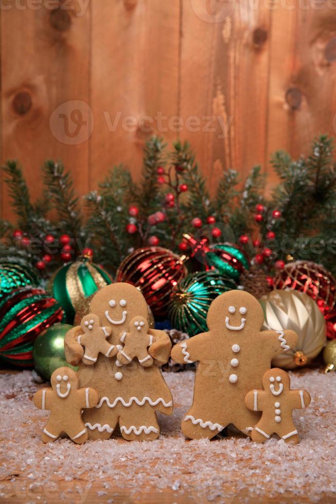 famille de pains d'épice avec 4 enfants en vacances sur fond de noël photo