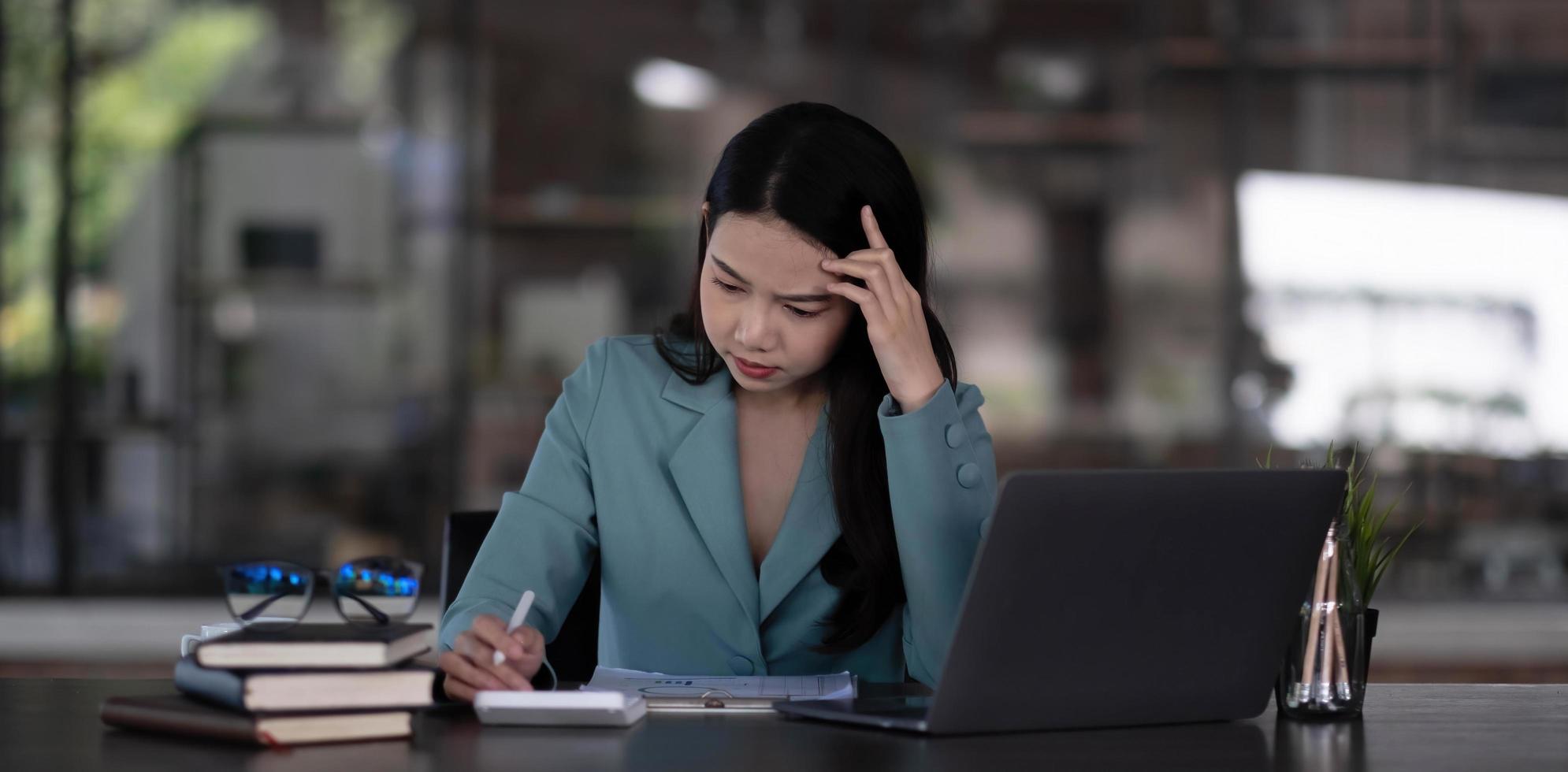 jeune femme d'affaires à la recherche d'une expression réfléchie et optimiste. une femme d'affaires réfléchit à des idées pour un nouveau projet d'entreprise. planification réflexion idées stratégie sérieusement concept photo