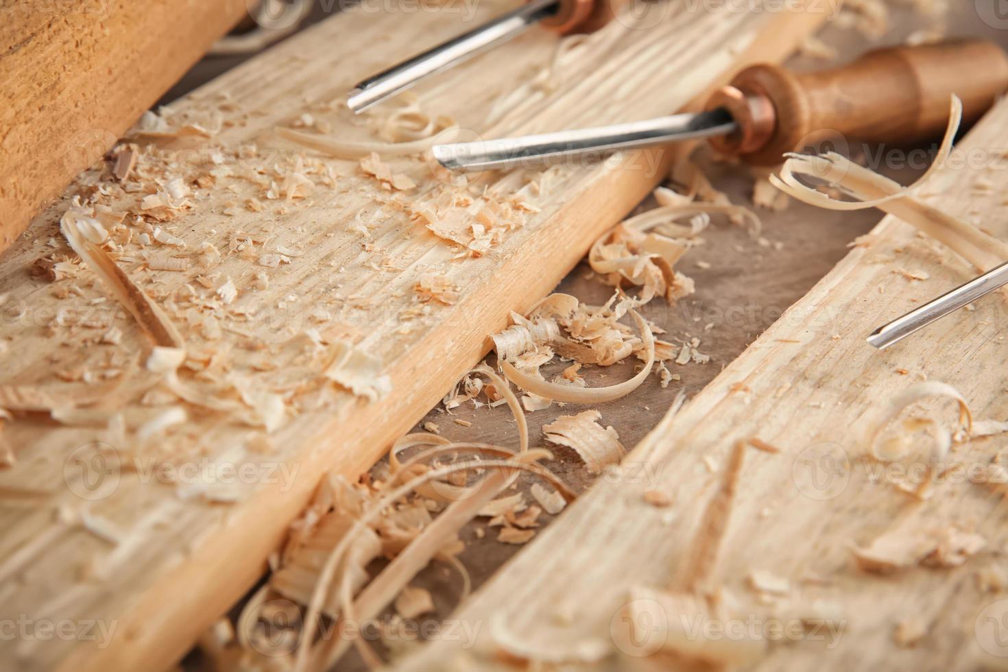 ciseaux, planches de bois et sciure de bois dans l'atelier de menuiserie photo