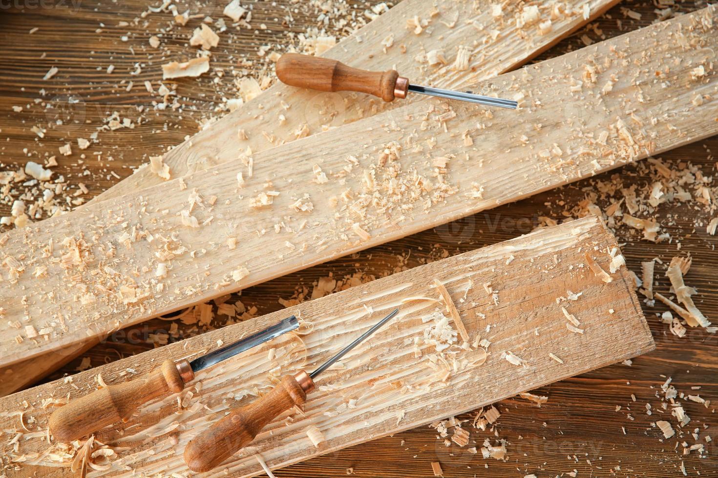 ciseaux, planches de bois et sciure de bois dans l'atelier de menuiserie photo