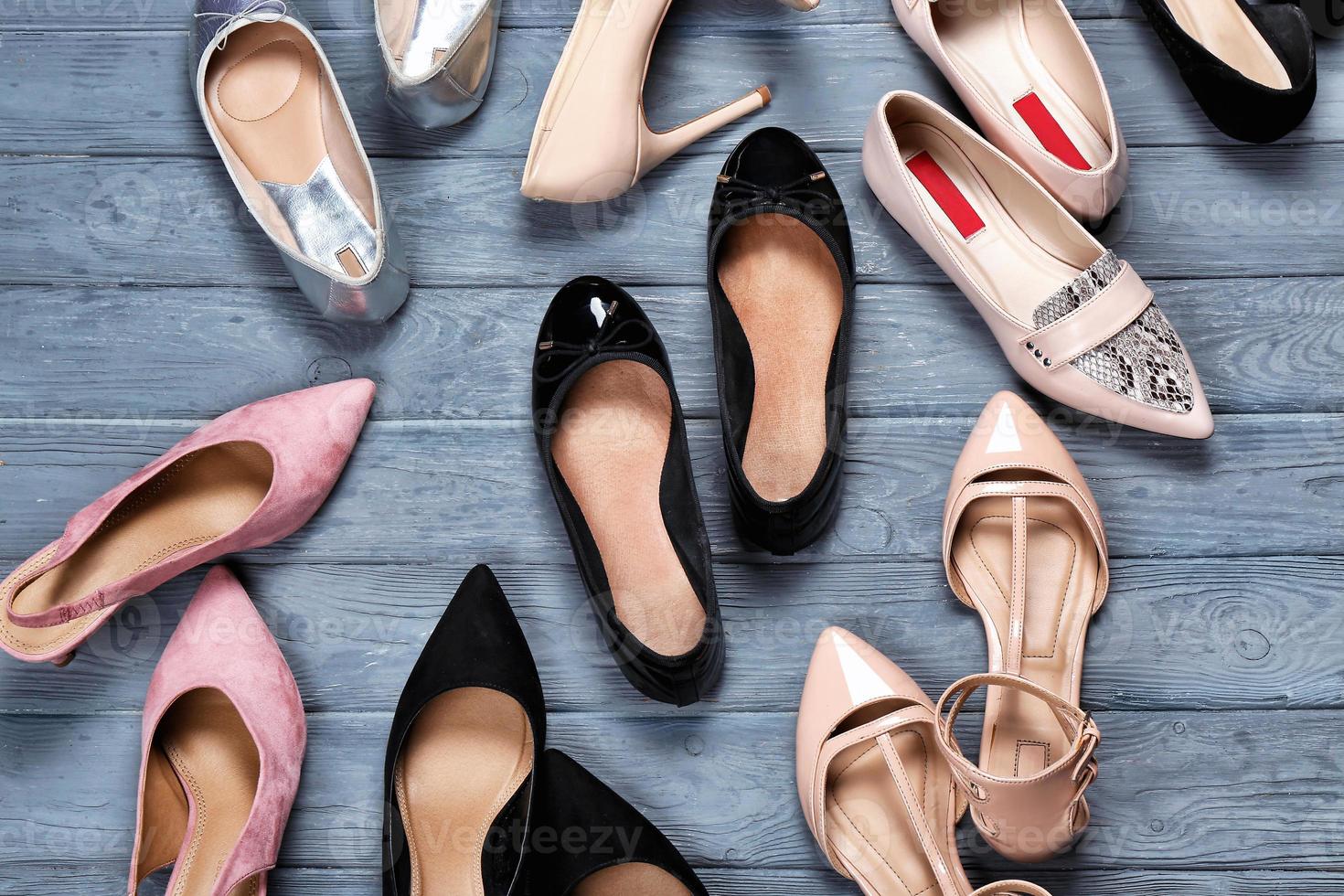 chaussures élégantes féminines sur fond de bois, vue de dessus photo