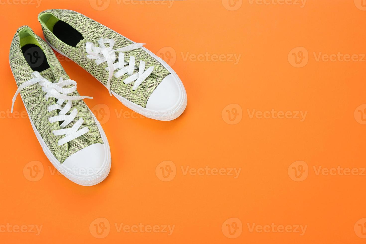 chaussures décontractées pour femmes sur fond de couleur photo