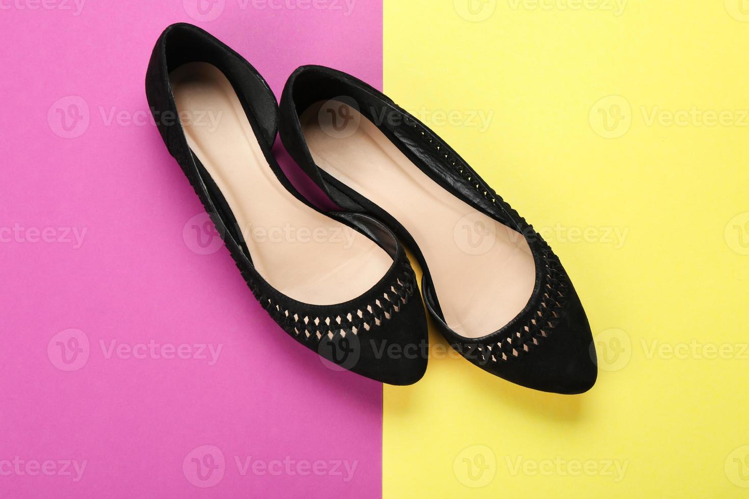 chaussures femmes élégantes sur fond de couleur photo