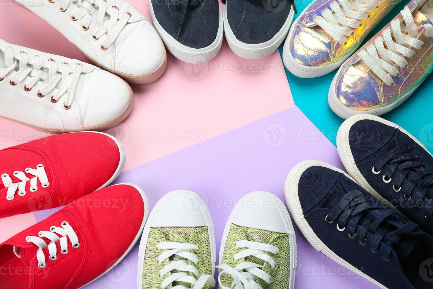 chaussures décontractées pour femmes sur fond de couleur photo