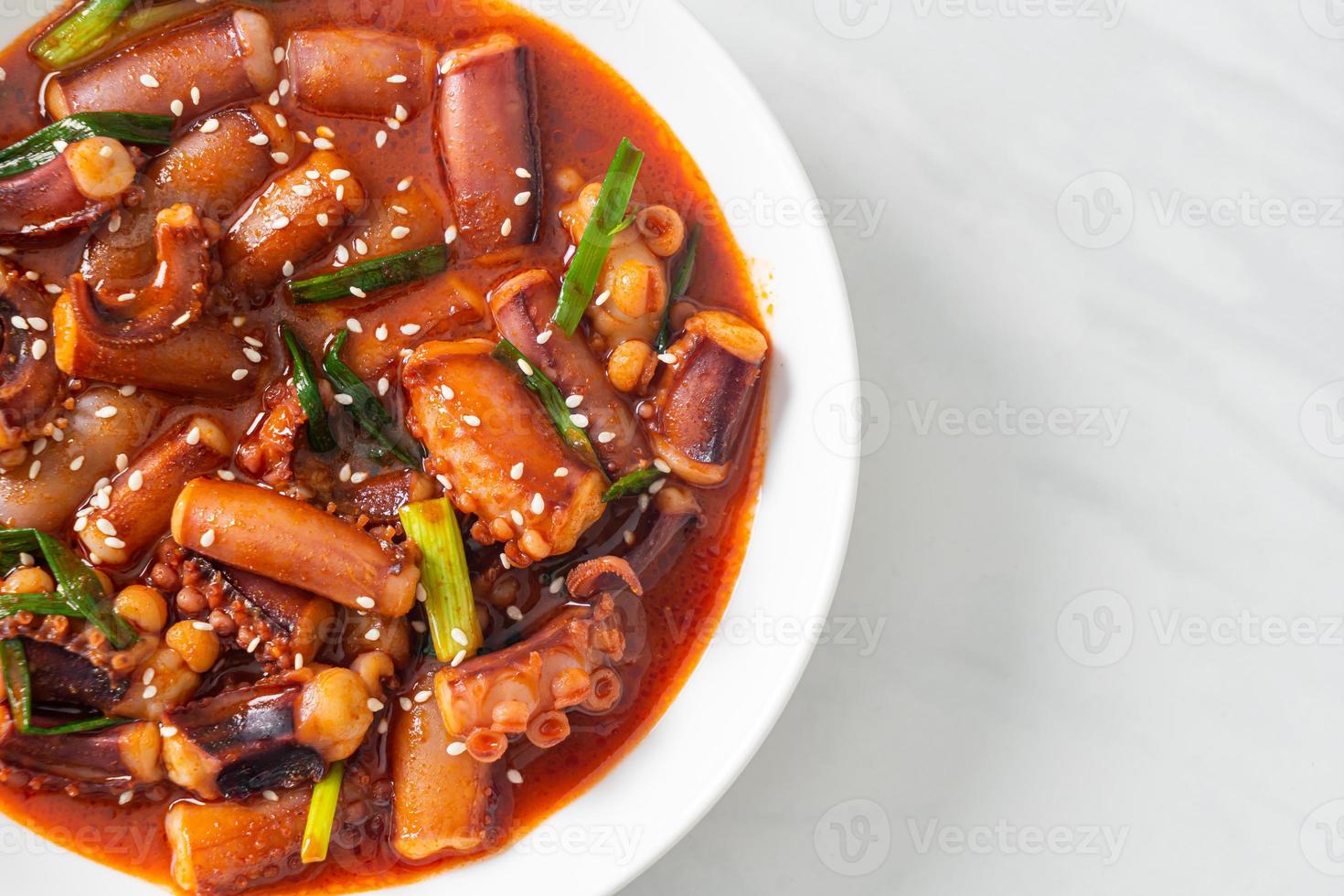 calamars ou poulpes sautés à la sauce coréenne épicée photo