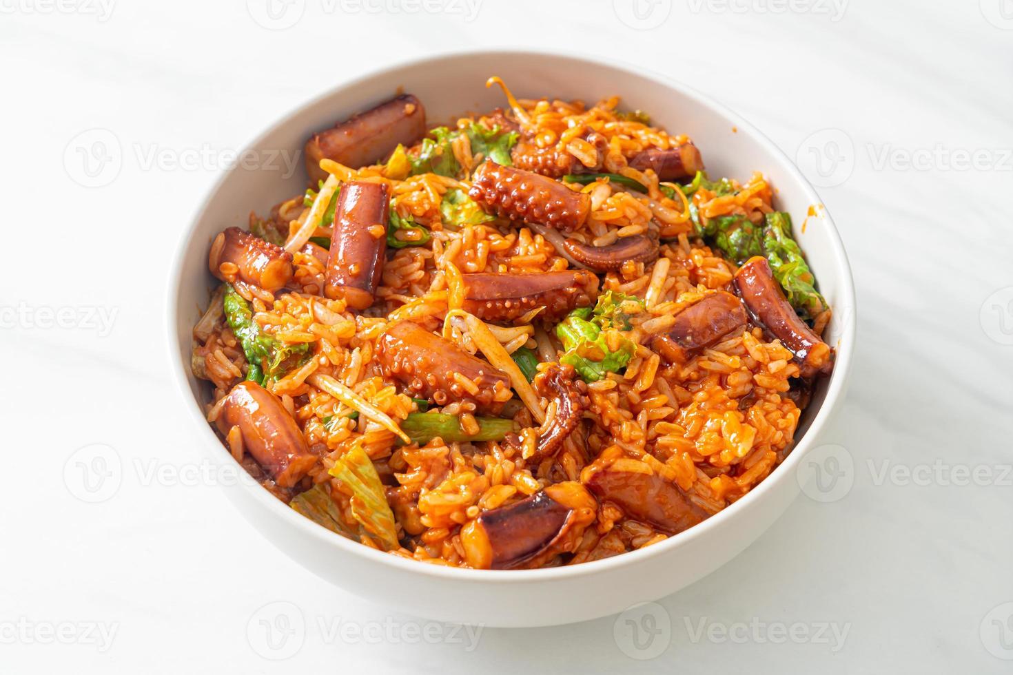 calamars ou poulpes sautés avec bol de riz sauce coréenne épicée photo