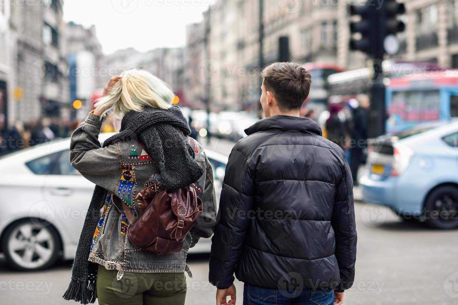 vue arrière de l'heureux couple d'amis profitant de la vue pendant le voyage. photo