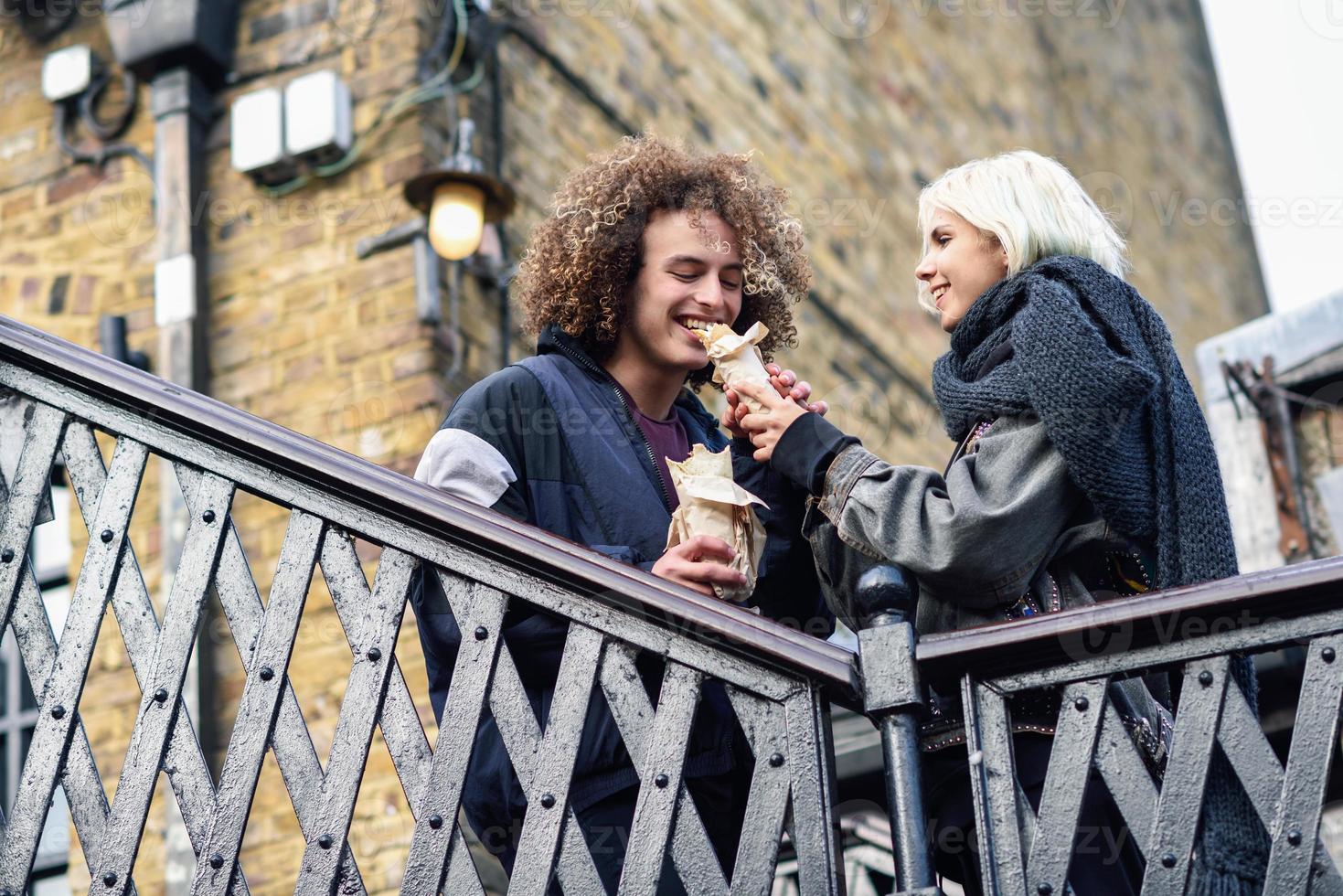 couple heureux mangeant doner kebab, shawarma, à camden town photo