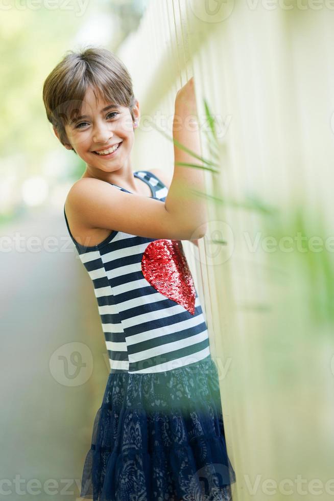 petite fille, huit ans, s'amusant à l'extérieur. photo