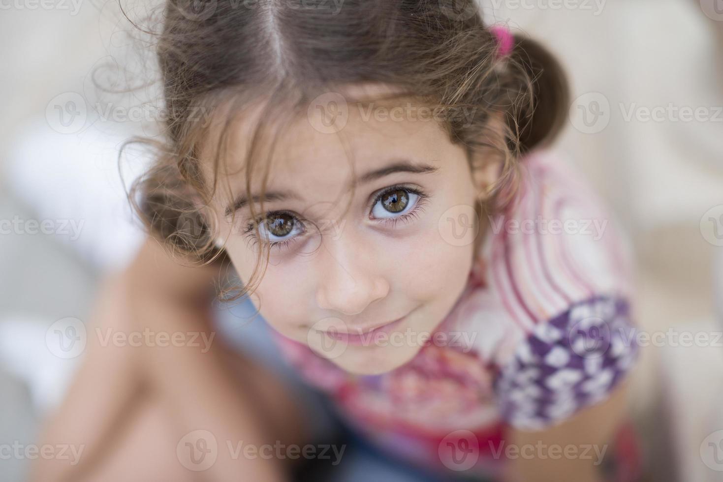 adorable petite fille coiffée de nattes photo