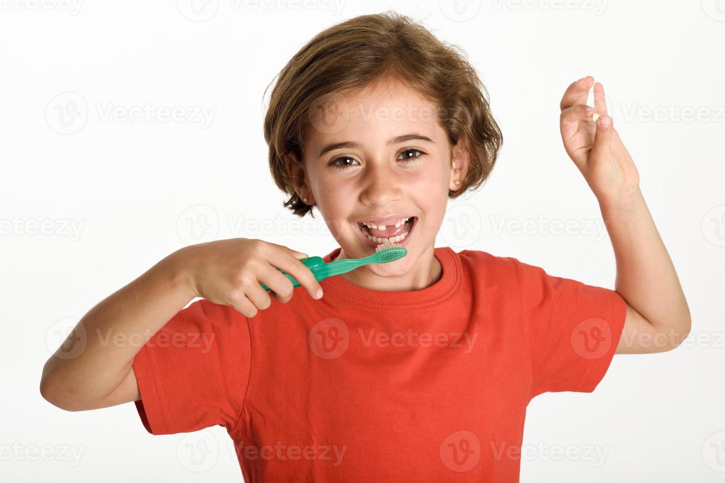 petite fille se brosser les dents avec une brosse à dents. photo