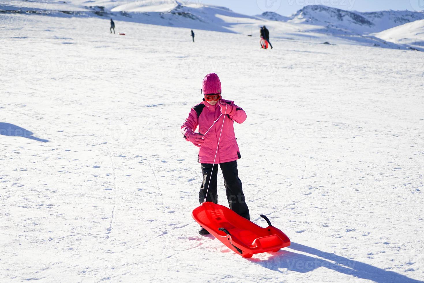 petite fille faisant de la luge à la station de ski de la sierra nevada. photo