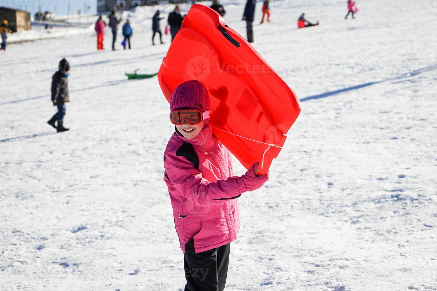 petite fille faisant de la luge à la station de ski de la sierra nevada. photo