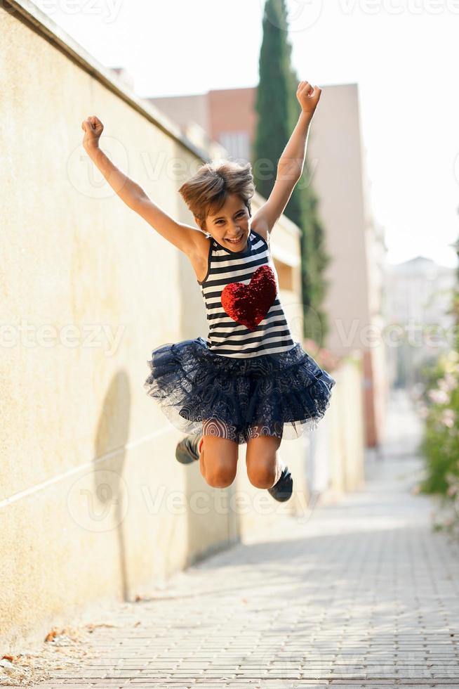 petite fille, huit ans, sautant dehors. photo