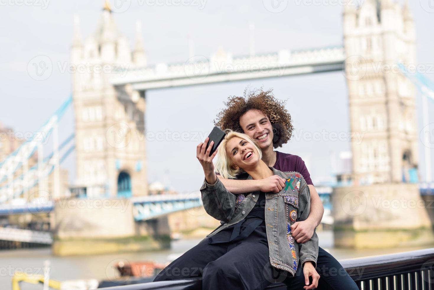 couple heureux prenant une photo de selfie au pont de la tour