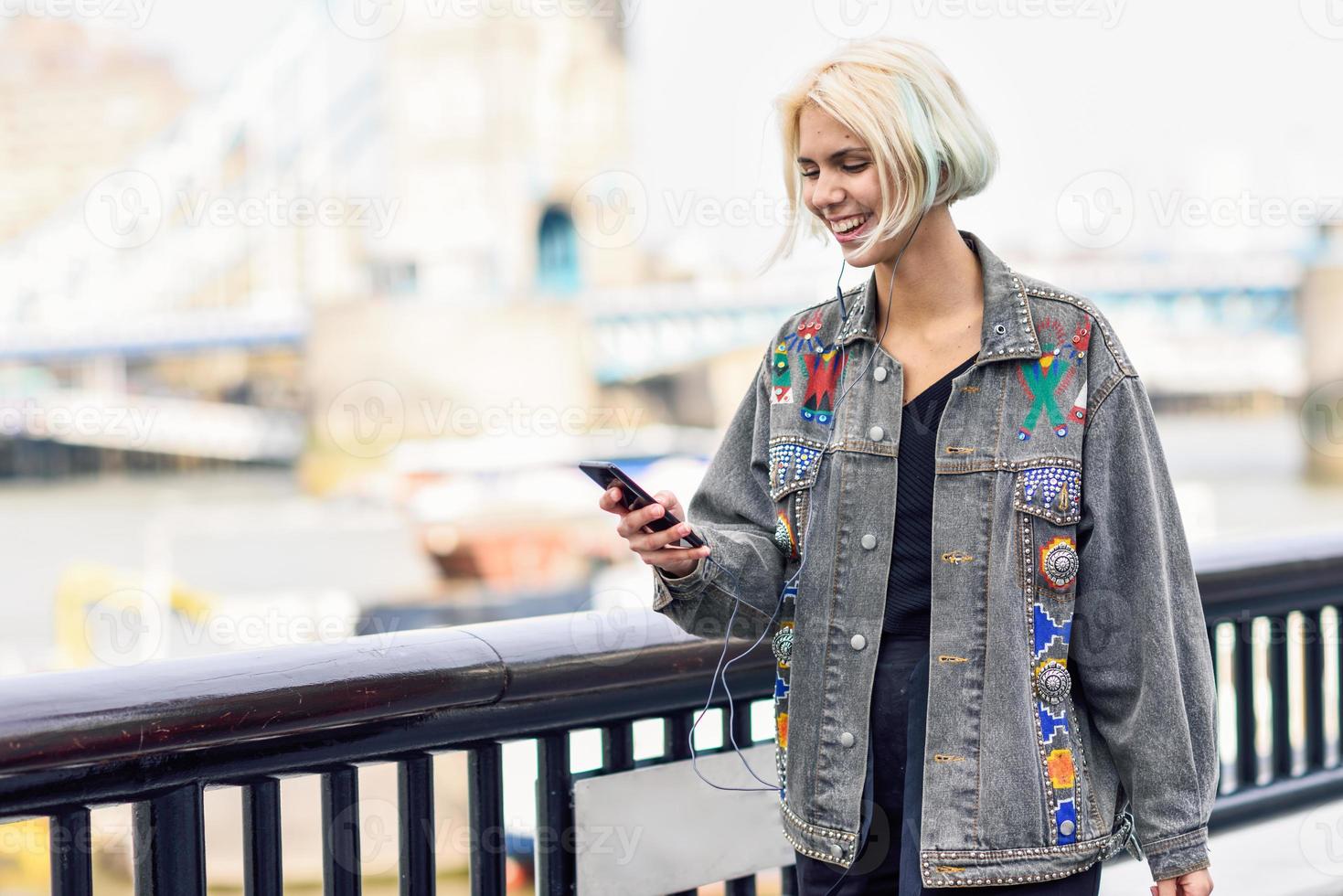 jeune femme écoutant de la musique en milieu urbain. photo