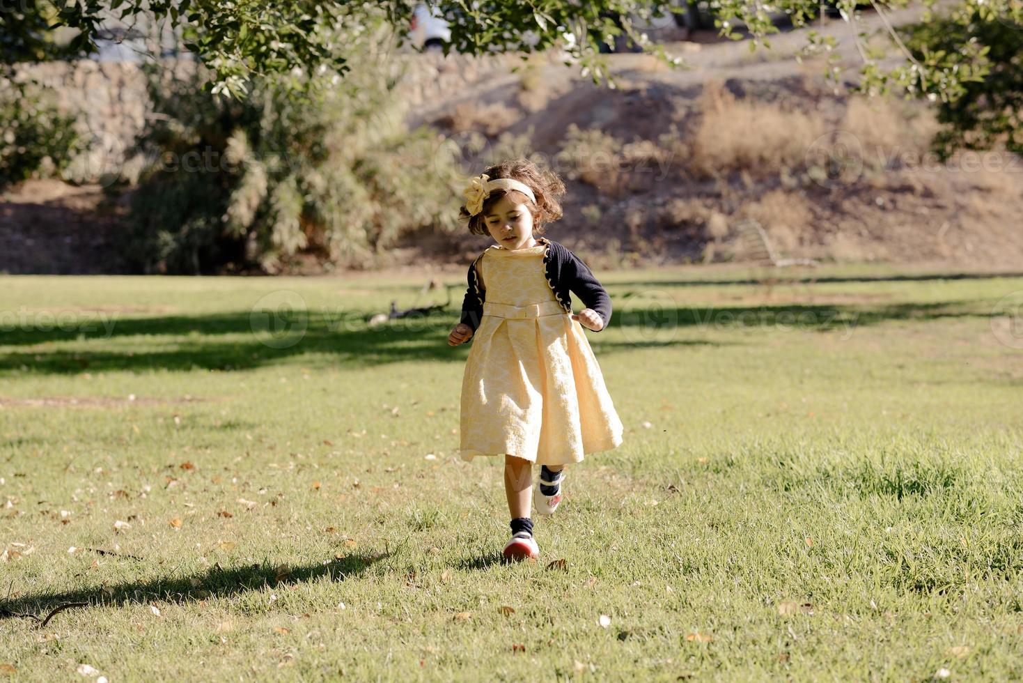 petite fille qui court et joue dans le parc photo