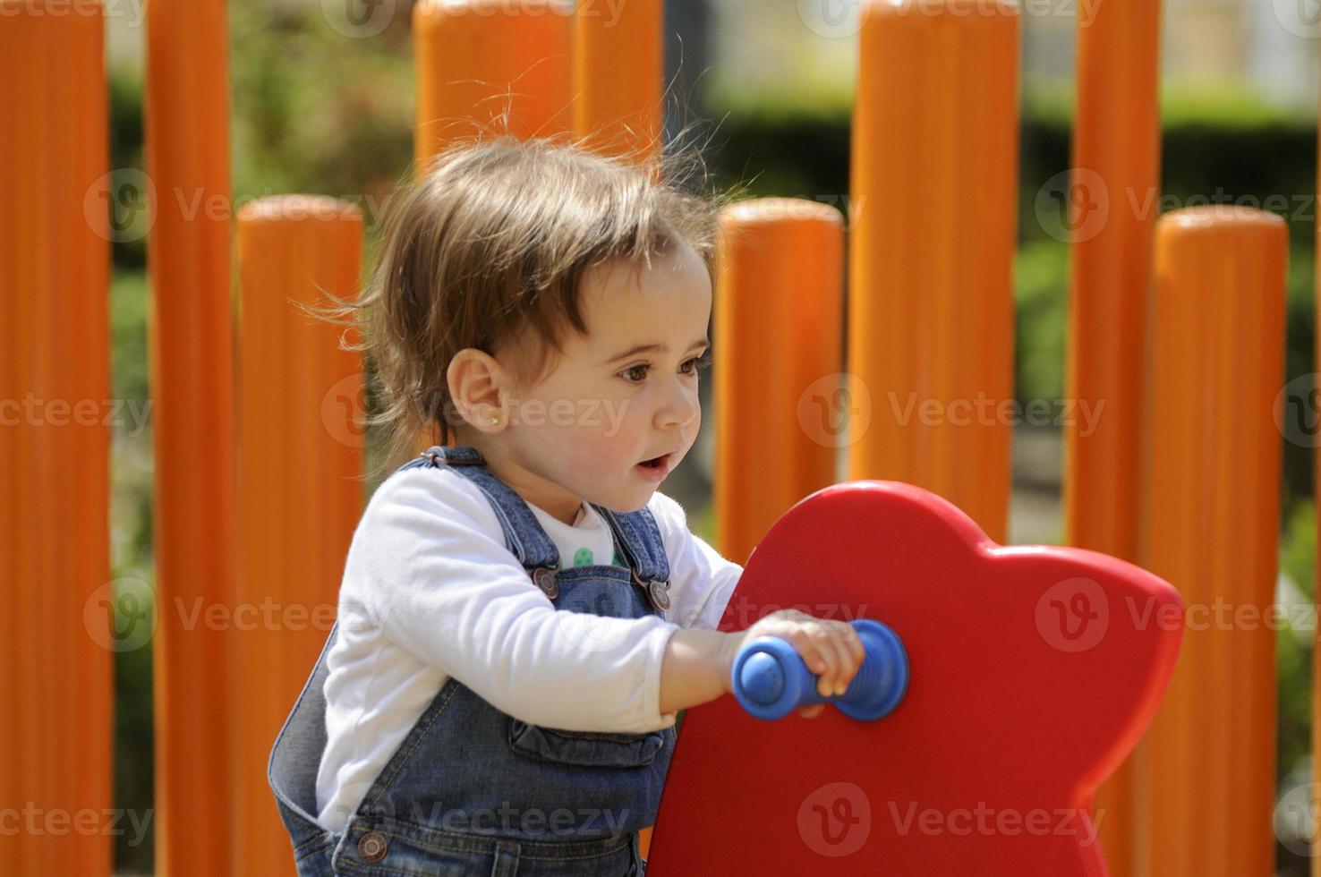 petite fille jouant dans une aire de jeux urbaine. photo