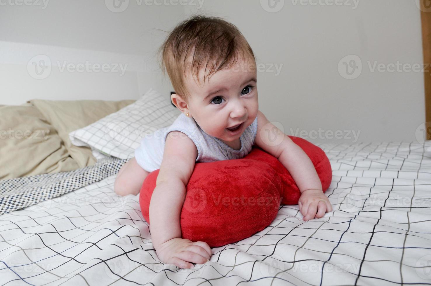 petite fille, quatre mois, sur le lit photo