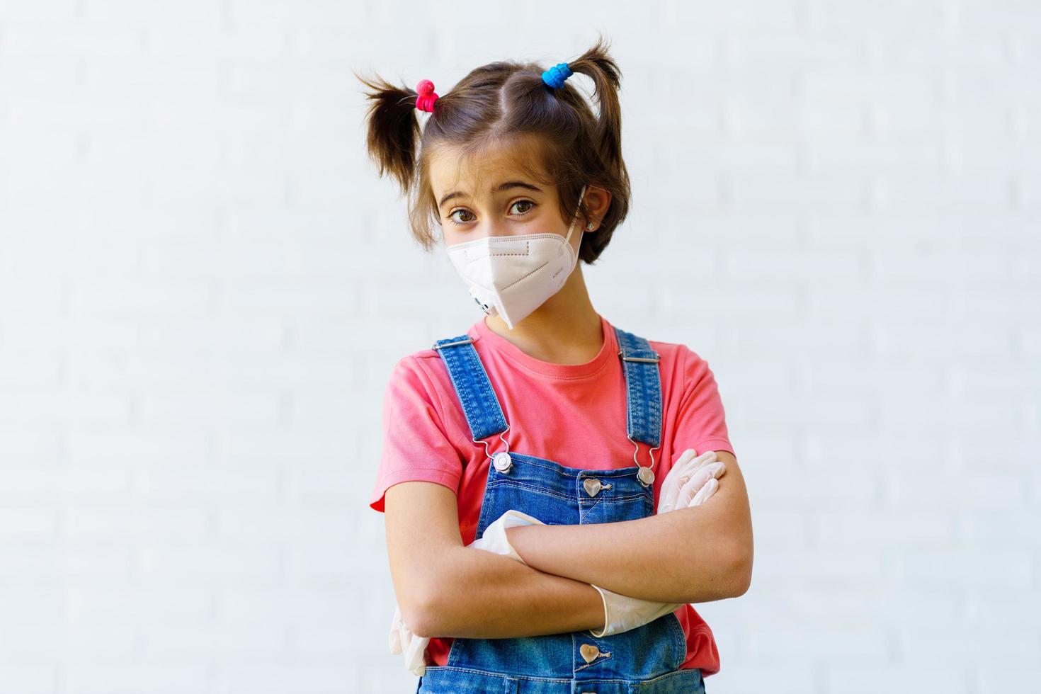 enfant fille portant un masque de protection contre le coronavirus pendant la pandémie de covid-19 photo