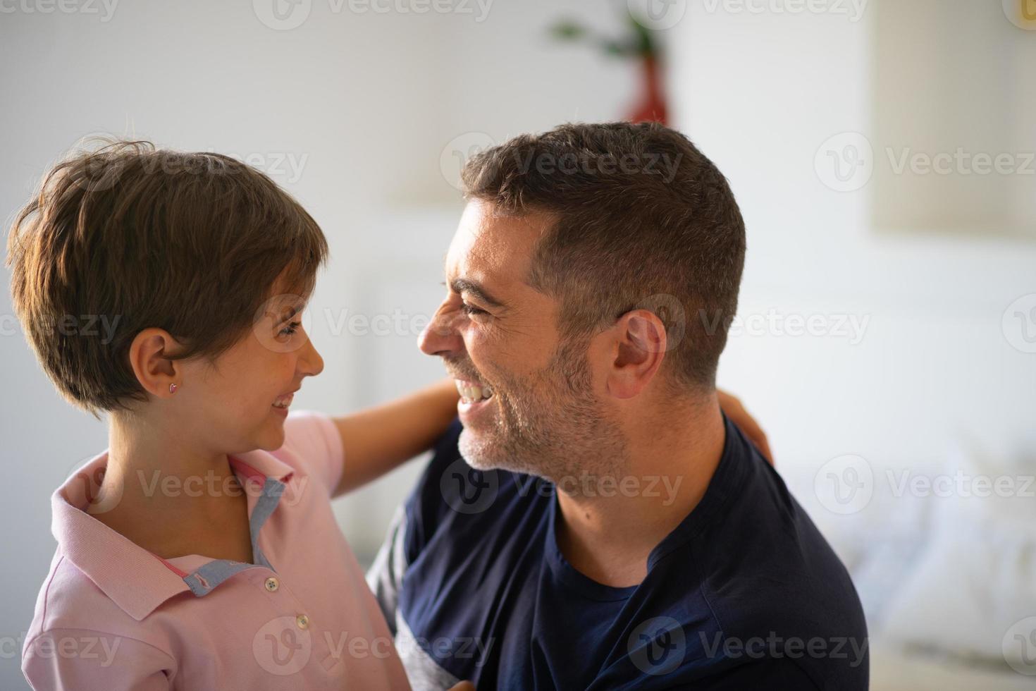 un homme d'âge moyen et sa petite fille s'embrassent. photo