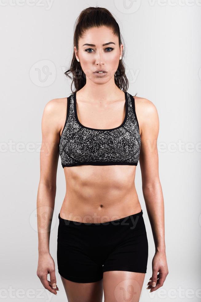 corps de femme fitness sexy jeune sport sur fond blanc photo