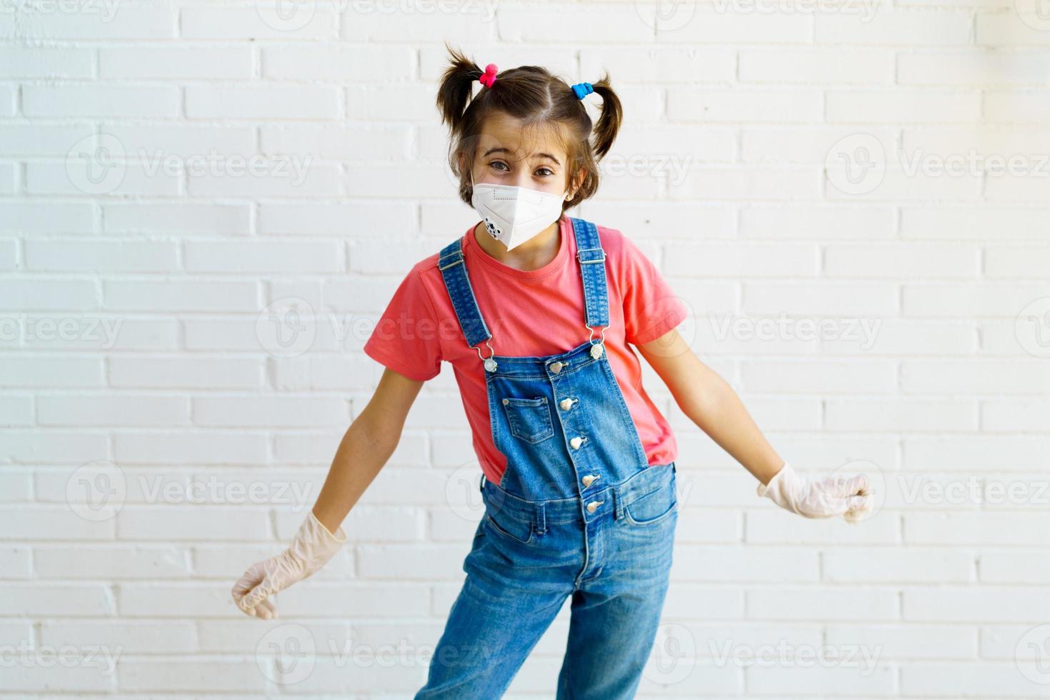 enfant fille portant un masque de protection contre le coronavirus pendant la pandémie de covid-19 photo