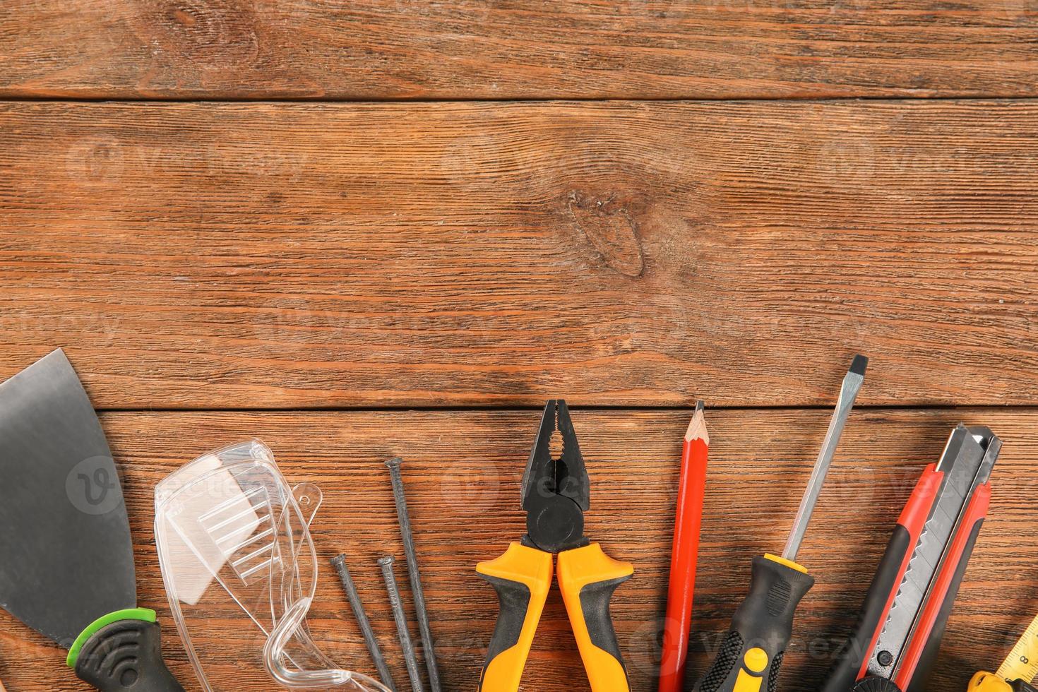 ensemble d'outils sur fond de bois photo