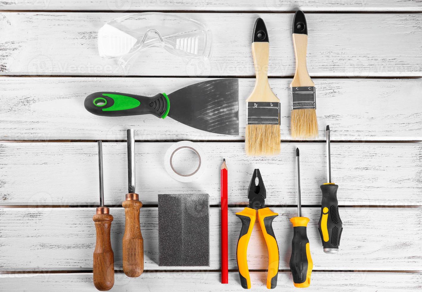 ensemble d'outils de menuisier sur fond de bois photo