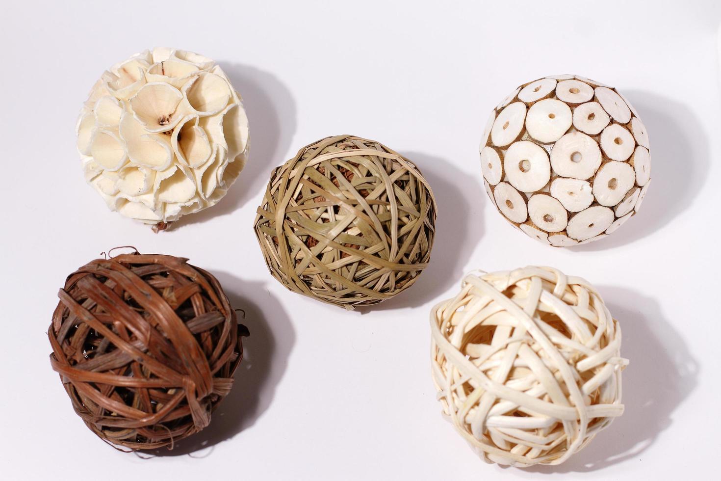 sphères de rotin sur blanc, décoration de boules séchées naturelles photo