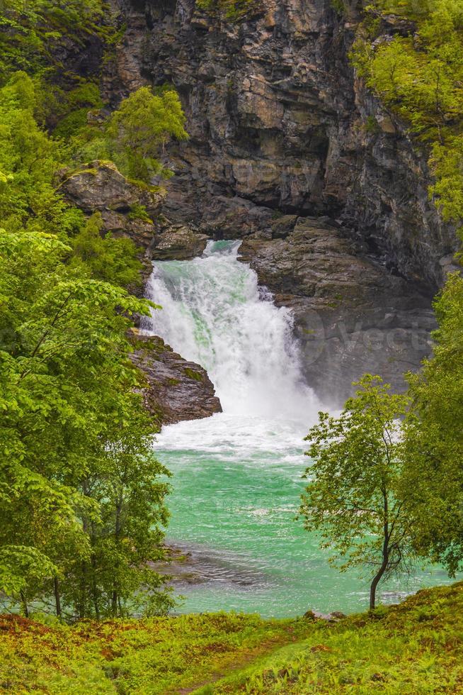 belle cascade holjafossen eau turquoise utladalen norvège plus beaux paysages. photo