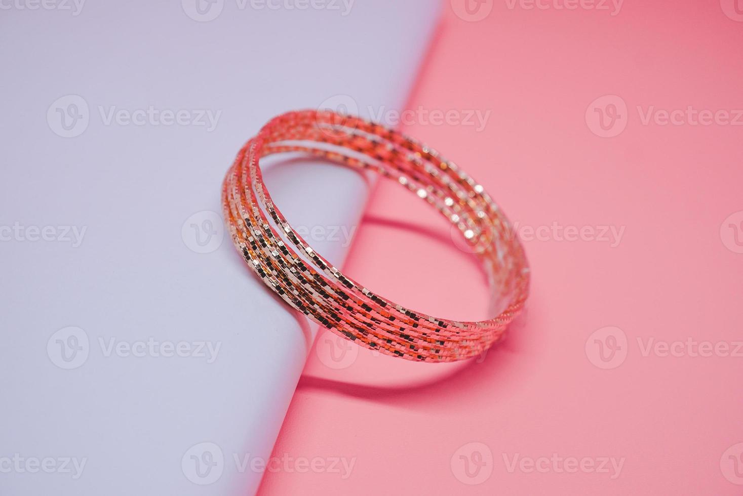 photo de bracelet en or pour femme de luxe sur pêche