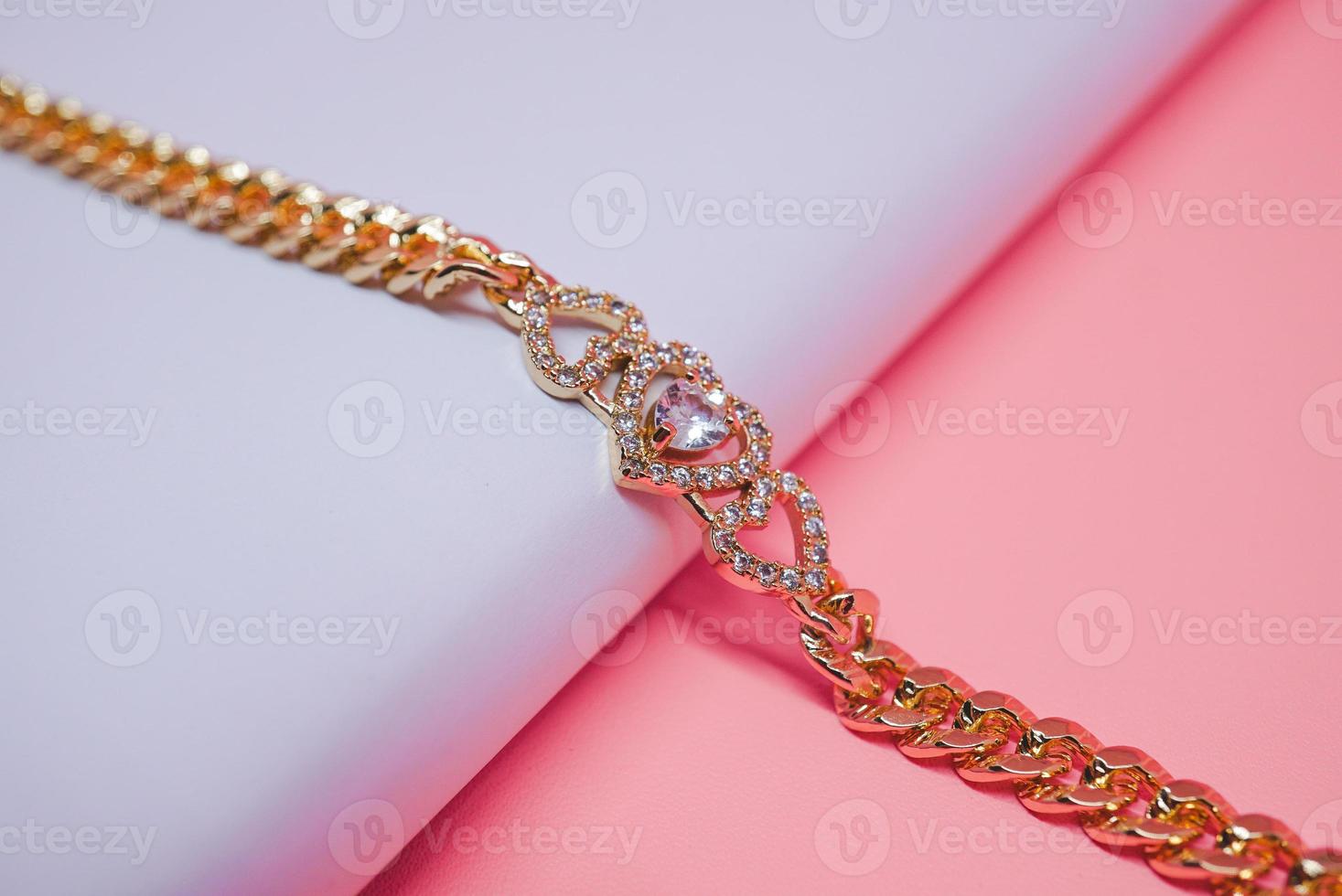 photo de bracelet femme avec décoration motif diamant d'amour