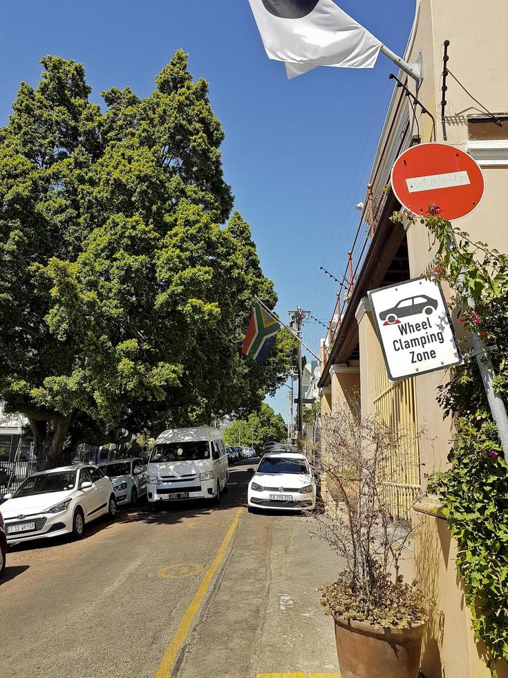 rue typique avec drapeau van d'afrique du sud, le cap. photo