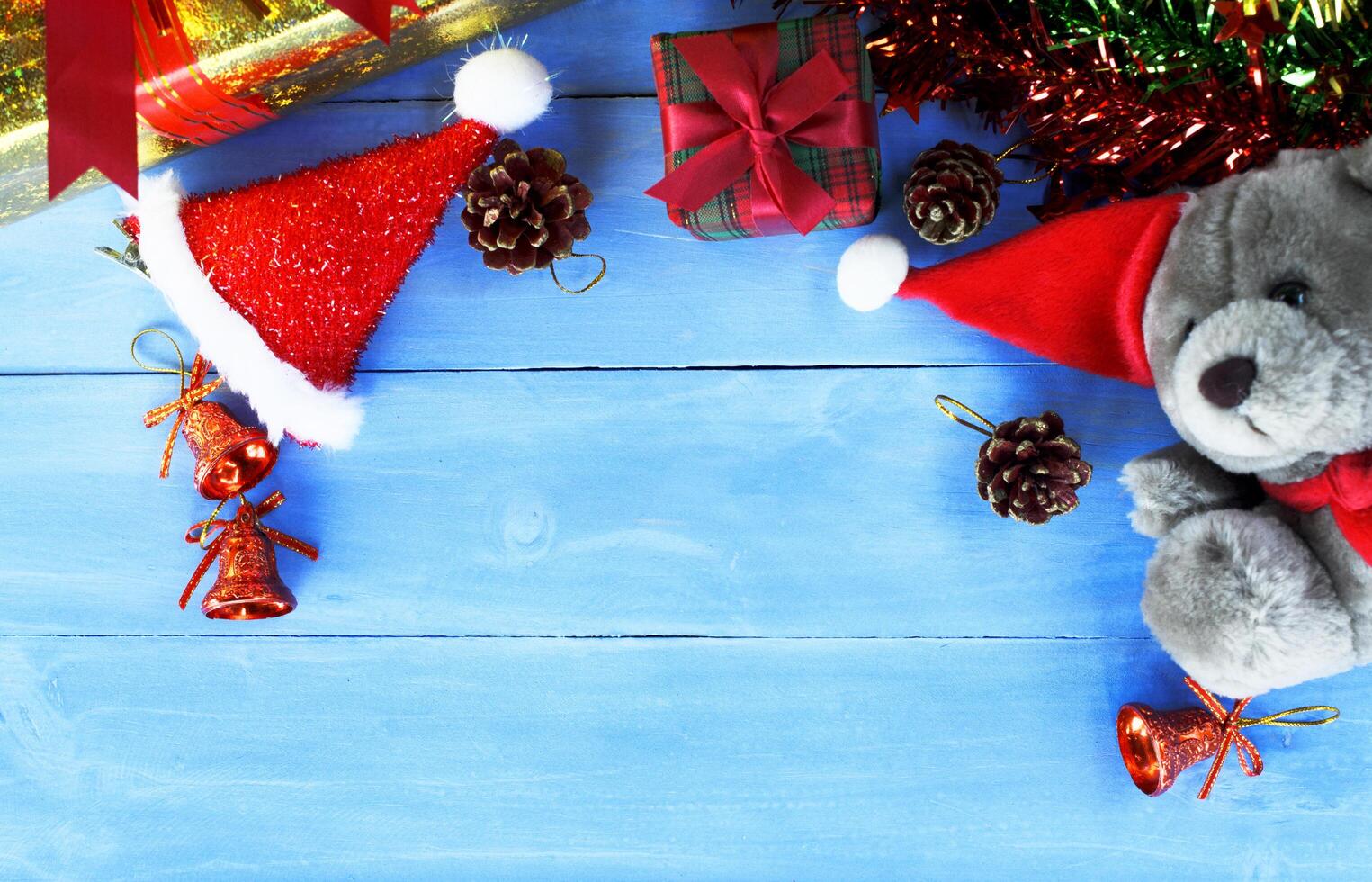 fond de vacances de noël avec bonnet de noel et poupée en peluche et décorations, vues de dessus photo