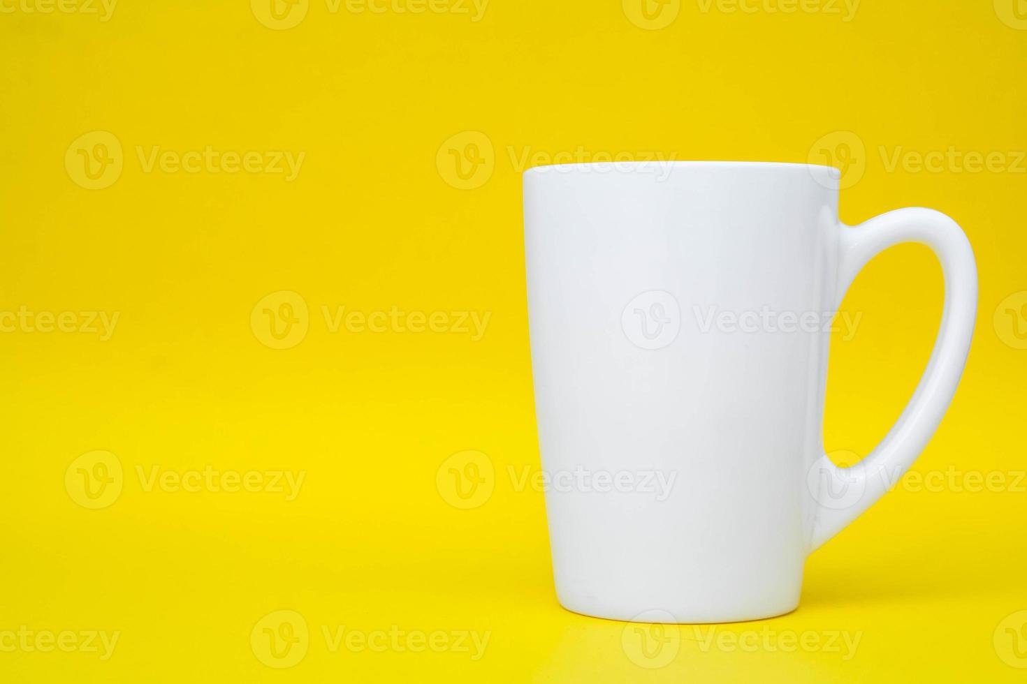 tasse en céramique blanche sur fond jaune photo