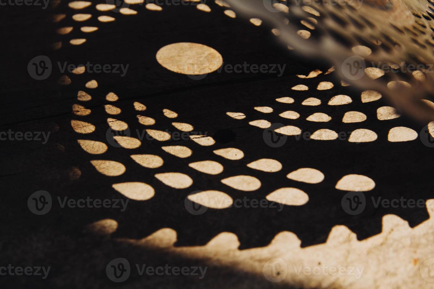 Scie circulaire à lame sur fond de table en bois photo